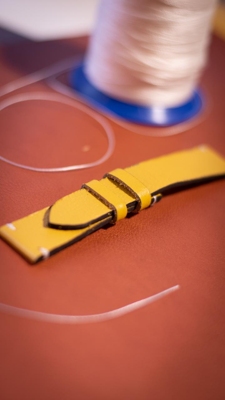 Pulseira relógio couro amarelo artesanal