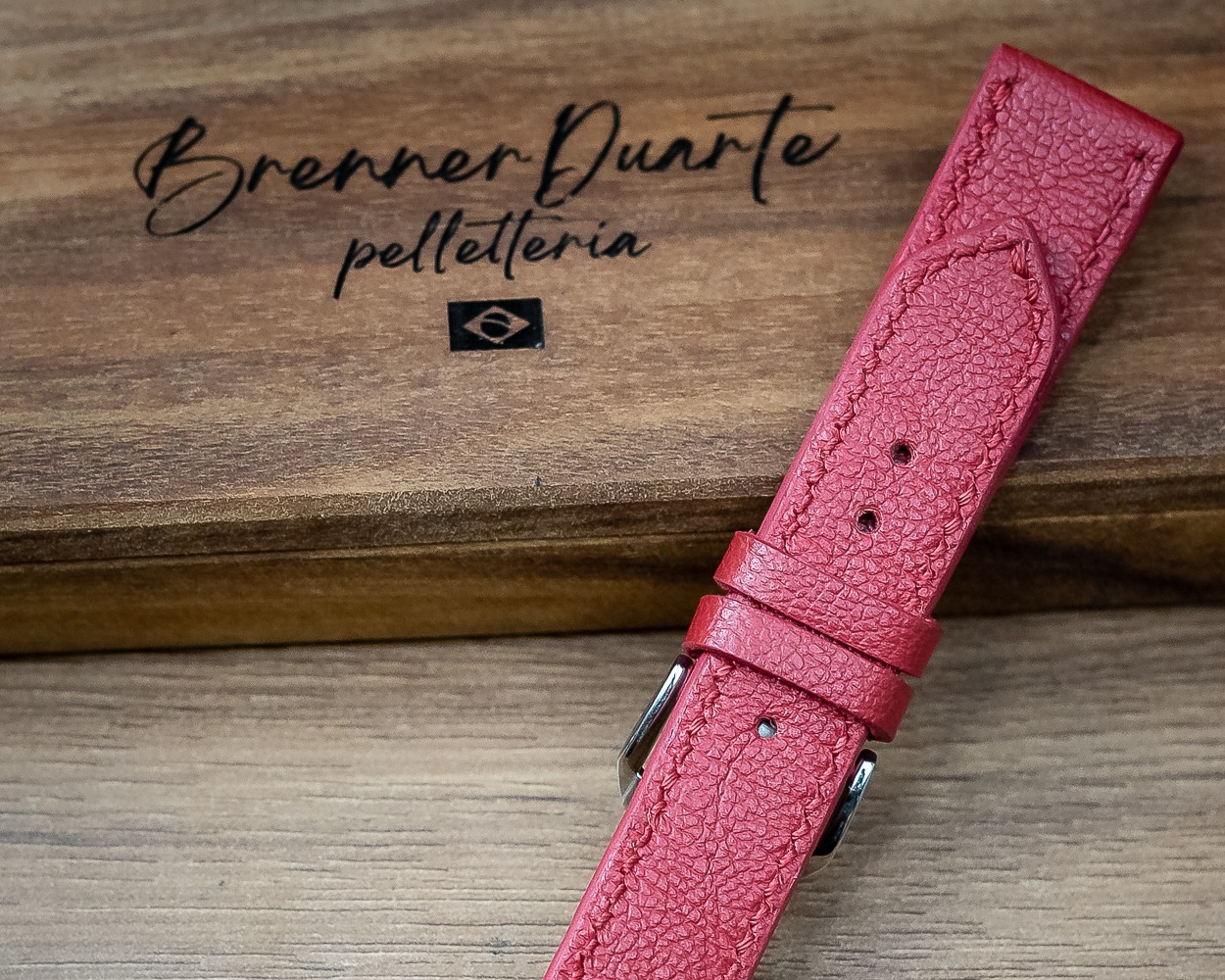 Pulseira de couro rosa com costura à mão sobre tábua gravada Brenner Duarte Pelletteria